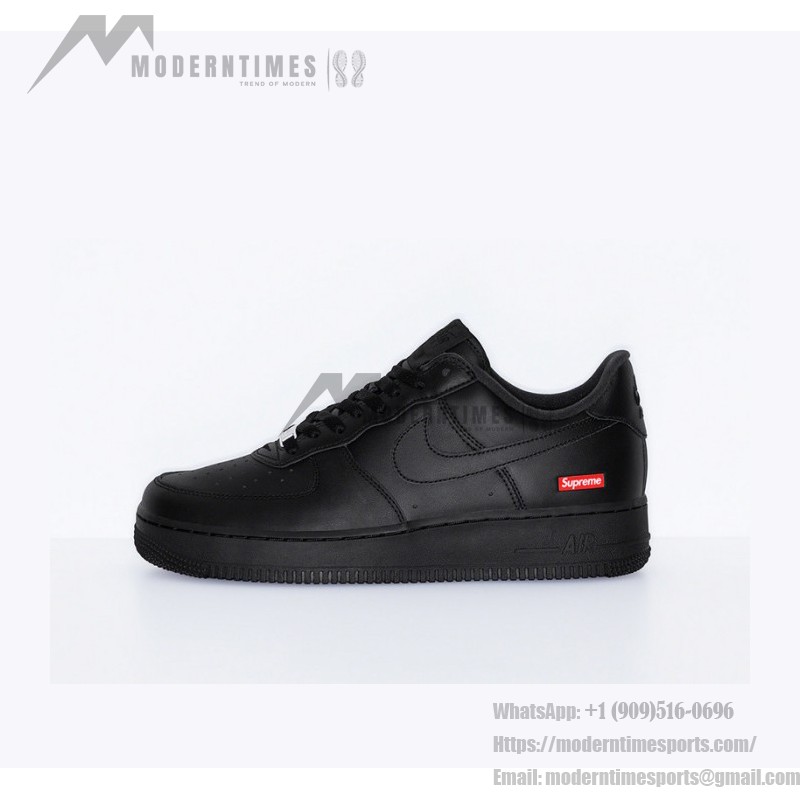 Supreme x Nike Air Force 1 Low CU9225-001 - 洗練されたブラックスニーカー Supreme x Nike Air Force 1 Low CU9225-001 - 赤いSupremeロゴが特徴のブラックレザースニーカー