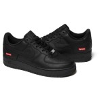 Supreme x Nike Air Force 1 Low CU9225-001 - 洗練されたブラックスニーカー Supreme x Nike Air Force 1 Low CU9225-001 - 赤いSupremeロゴが特徴のブラックレザースニーカー