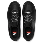 Supreme x Nike Air Force 1 Low CU9225-001 - 洗練されたブラックスニーカー Supreme x Nike Air Force 1 Low CU9225-001 - 赤いSupremeロゴが特徴のブラックレザースニーカー