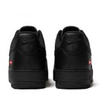 Supreme x Nike Air Force 1 Low CU9225-001 - 洗練されたブラックスニーカー Supreme x Nike Air Force 1 Low CU9225-001 - 赤いSupremeロゴが特徴のブラックレザースニーカー
