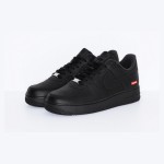 Supreme x Nike Air Force 1 Low CU9225-001 - 洗練されたブラックスニーカー Supreme x Nike Air Force 1 Low CU9225-001 - 赤いSupremeロゴが特徴のブラックレザースニーカー