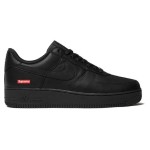 Supreme x Nike Air Force 1 Low CU9225-001 - 洗練されたブラックスニーカー Supreme x Nike Air Force 1 Low CU9225-001 - 赤いSupremeロゴが特徴のブラックレザースニーカー
