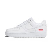 Supreme x Nike Air Force 1 Low CU9225-100 - アイコニックな赤いSupremeボックスロゴを備えたクリーンなホワイトレザースニーカー