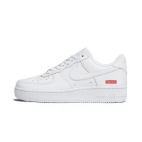 Supreme x Nike Air Force 1 Low CU9225-100 - アイコニックな赤いSupremeボックスロゴを備えたクリーンなホワイトレザースニーカー