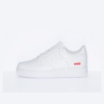 Supreme x Nike Air Force 1 Low CU9225-100 - クリーンなホワイトスニーカー Supreme x Nike Air Force 1 Low CU9225-100 - 赤いSupremeロゴが特徴のホワイトレザースニーカー