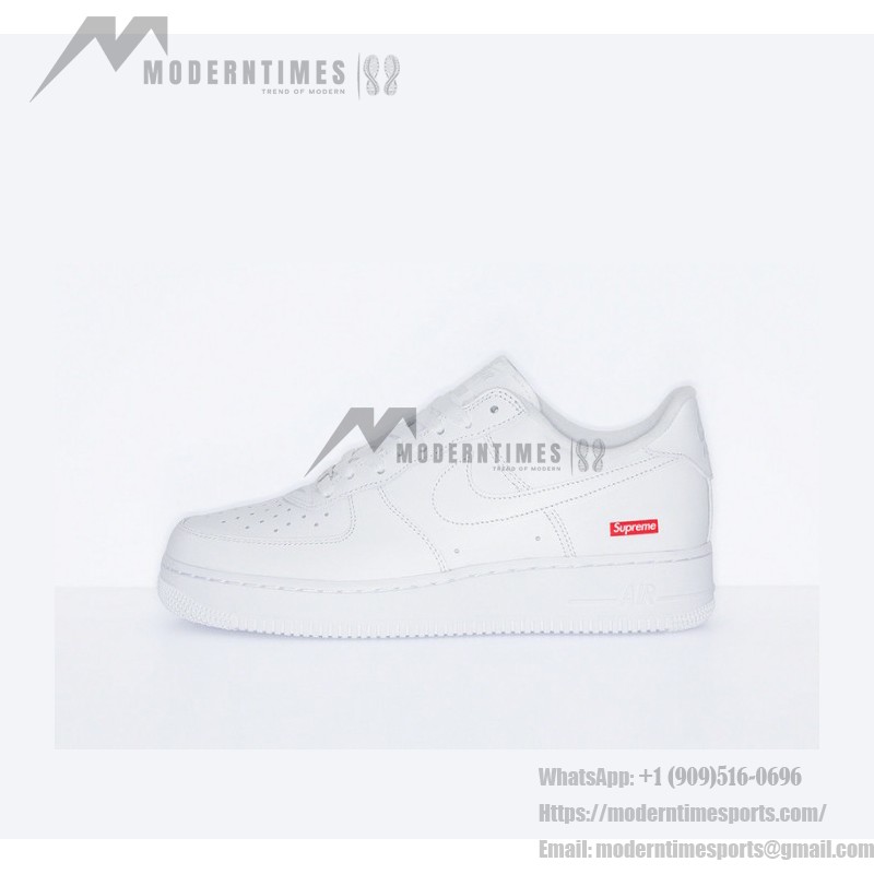 Supreme x Nike Air Force 1 Low CU9225-100 - クリーンなホワイトスニーカー Supreme x Nike Air Force 1 Low CU9225-100 - 赤いSupremeロゴが特徴のホワイトレザースニーカー