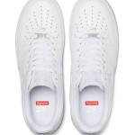 Supreme x Nike Air Force 1 Low CU9225-100 - クリーンなホワイトスニーカー Supreme x Nike Air Force 1 Low CU9225-100 - 赤いSupremeロゴが特徴のホワイトレザースニーカー