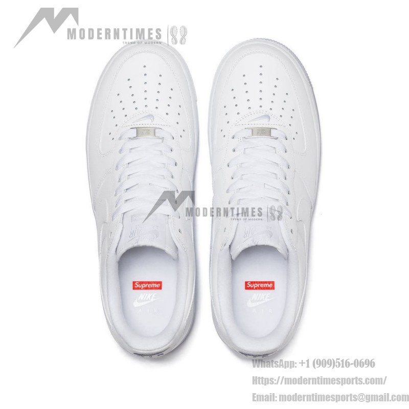 Supreme x Nike Air Force 1 Low CU9225-100 - クリーンなホワイトスニーカー Supreme x Nike Air Force 1 Low CU9225-100 - 赤いSupremeロゴが特徴のホワイトレザースニーカー