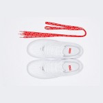 Supreme x Nike Air Force 1 Low CU9225-100 - クリーンなホワイトスニーカー Supreme x Nike Air Force 1 Low CU9225-100 - 赤いSupremeロゴが特徴のホワイトレザースニーカー