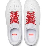 Supreme x Nike Air Force 1 Low CU9225-100 - クリーンなホワイトスニーカー Supreme x Nike Air Force 1 Low CU9225-100 - 赤いSupremeロゴが特徴のホワイトレザースニーカー