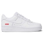 Supreme x Nike Air Force 1 Low CU9225-100 - クリーンなホワイトスニーカー Supreme x Nike Air Force 1 Low CU9225-100 - 赤いSupremeロゴが特徴のホワイトレザースニーカー