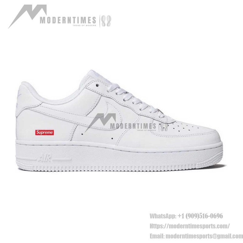 Supreme x Nike Air Force 1 Low CU9225-100 - クリーンなホワイトスニーカー Supreme x Nike Air Force 1 Low CU9225-100 - 赤いSupremeロゴが特徴のホワイトレザースニーカー