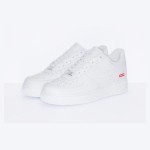 Supreme x Nike Air Force 1 Low CU9225-100 - クリーンなホワイトスニーカー Supreme x Nike Air Force 1 Low CU9225-100 - 赤いSupremeロゴが特徴のホワイトレザースニーカー