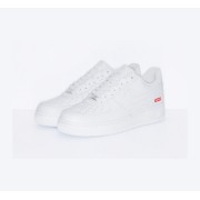 Supreme x Nike Air Force 1 Low CU9225-100 - アイコニックな赤いSupremeボックスロゴを備えたクリーンなホワイトレザースニーカー