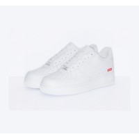 Supreme x Nike Air Force 1 Low CU9225-100 - アイコニックな赤いSupremeボックスロゴを備えたクリーンなホワイトレザースニーカー