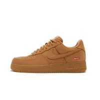 Supreme x Nike Air Force 1 Low DN1555-200 - アイコニックな赤いSupremeボックスロゴが特徴のフラックスヌバックスニーカー
