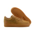 Supreme x Nike Air Force 1 Low DN1555-200 - スタイリッシュなフラックスヌバックスニーカー Supreme x Nike Air Force 1 Low DN1555-200 - 赤いSupremeロゴが特徴のフラックスヌバックスニーカー