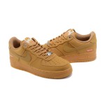 Supreme x Nike Air Force 1 Low DN1555-200 - スタイリッシュなフラックスヌバックスニーカー Supreme x Nike Air Force 1 Low DN1555-200 - 赤いSupremeロゴが特徴のフラックスヌバックスニーカー