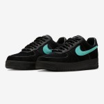 Tiffany & Co. x Nike Air Force 1 Low DZ1382-001 - 高級感溢れるブラックスニーカー Tiffany & Co. x Nike Air Force 1 Low DZ1382-001 - ティファニーブルーのスウッシュが特徴のブラックスエードスニーカー