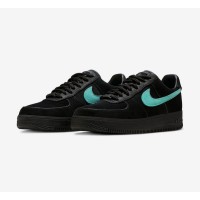 Tiffany & Co. x Nike Air Force 1 Low DZ1382-001 - ティファニーブルーのスウッシュが特徴のプレミアムブラックスエードスニーカー