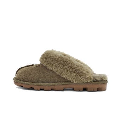 UGG ウィメンズ コケット スリッパ バーントオリーブ 1015125 - 室内外兼用の快適なシープスキンスリッパ