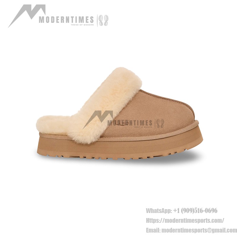 UGG ウィメンズ ディスケット スリッパ サンド 1122550 - 暖かくてスタイリッシュなシープスキン スリッパ UGG ウィメンズ ディスケット スリッパ サンド 1122550 - 室内外兼用の快適なシープスキン プラットフォームスリッパ