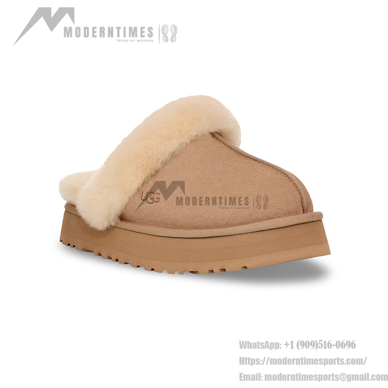 UGG ウィメンズ ディスケット スリッパ サンド 1122550 - 暖かくてスタイリッシュなシープスキン スリッパ UGG ウィメンズ ディスケット スリッパ サンド 1122550 - 室内外兼用の快適なシープスキン プラットフォームスリッパ