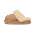 UGG ウィメンズ ディスケット スリッパ サンド 1122550 - 暖かくてスタイリッシュなシープスキン スリッパ UGG ウィメンズ ディスケット スリッパ サンド 1122550 - 室内外兼用の快適なシープスキン プラットフォームスリッパ