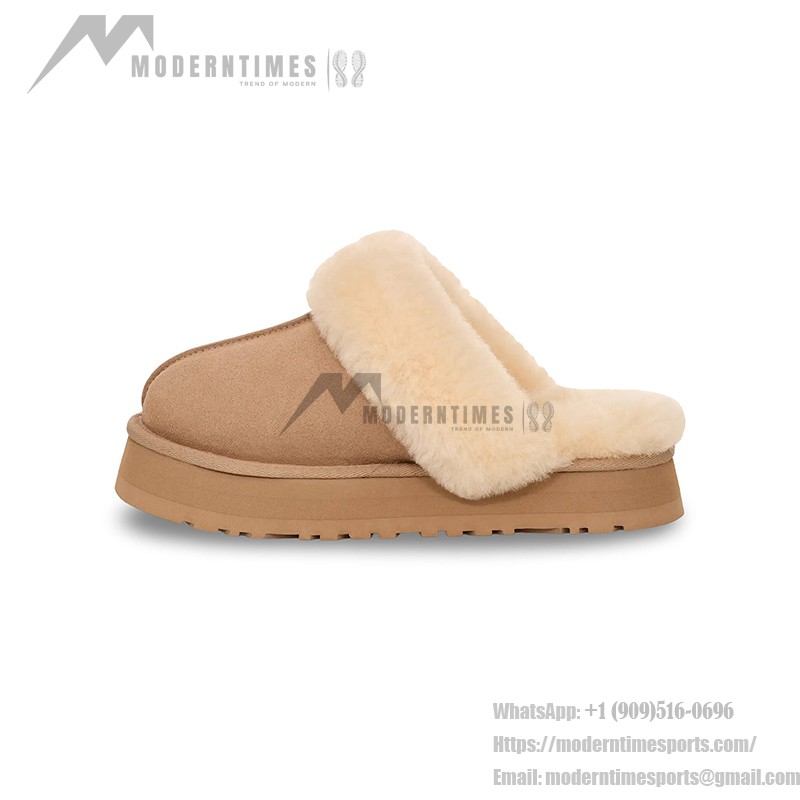 UGG ウィメンズ ディスケット スリッパ サンド 1122550 - 暖かくてスタイリッシュなシープスキン スリッパ UGG ウィメンズ ディスケット スリッパ サンド 1122550 - 室内外兼用の快適なシープスキン プラットフォームスリッパ