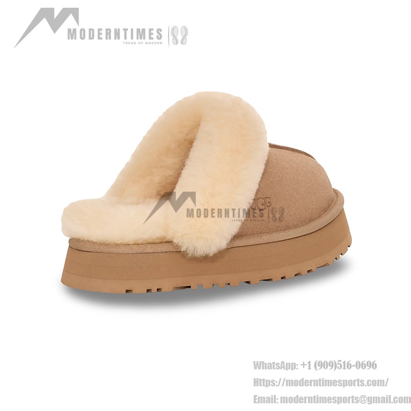 UGG ウィメンズ ディスケット スリッパ サンド 1122550 - 暖かくてスタイリッシュなシープスキン スリッパ UGG ウィメンズ ディスケット スリッパ サンド 1122550 - 室内外兼用の快適なシープスキン プラットフォームスリッパ