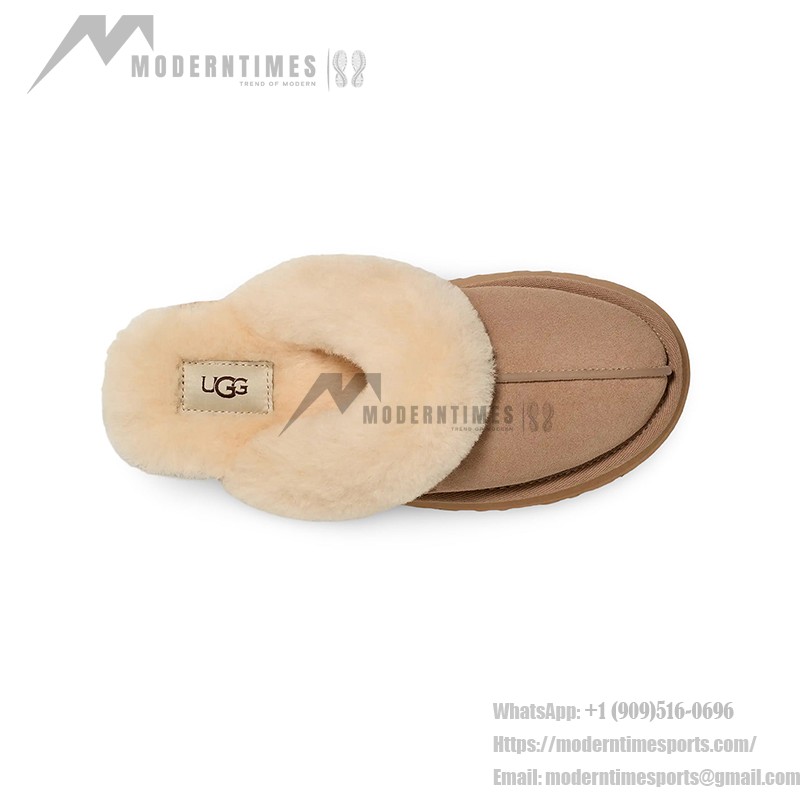 UGG ウィメンズ ディスケット スリッパ サンド 1122550 - 暖かくてスタイリッシュなシープスキン スリッパ UGG ウィメンズ ディスケット スリッパ サンド 1122550 - 室内外兼用の快適なシープスキン プラットフォームスリッパ
