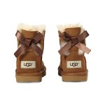 UGG レディース ミニ ベイリーボウ II ブーツ チェスナット - スタイリッシュなスエードとシープスキンライニングブーツ UGG レディース ミニ ベイリーボウ II ブーツ チェスナット 1016501 - スタイリッシュなスエードとシープスキンのブーツ