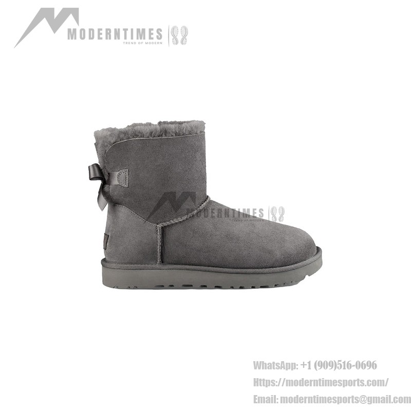 UGG ウィメンズ ミニ ベイリー ボウ II ブーツ グレー 1016501 UGG ウィメンズ ミニ ベイリー ボウ II ブーツ グレー 1016501、シープスキンライニングとリボンディテール付き