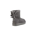 UGG ウィメンズ ミニ ベイリー ボウ II ブーツ グレー 1016501 UGG ウィメンズ ミニ ベイリー ボウ II ブーツ グレー 1016501、シープスキンライニングとリボンディテール付き