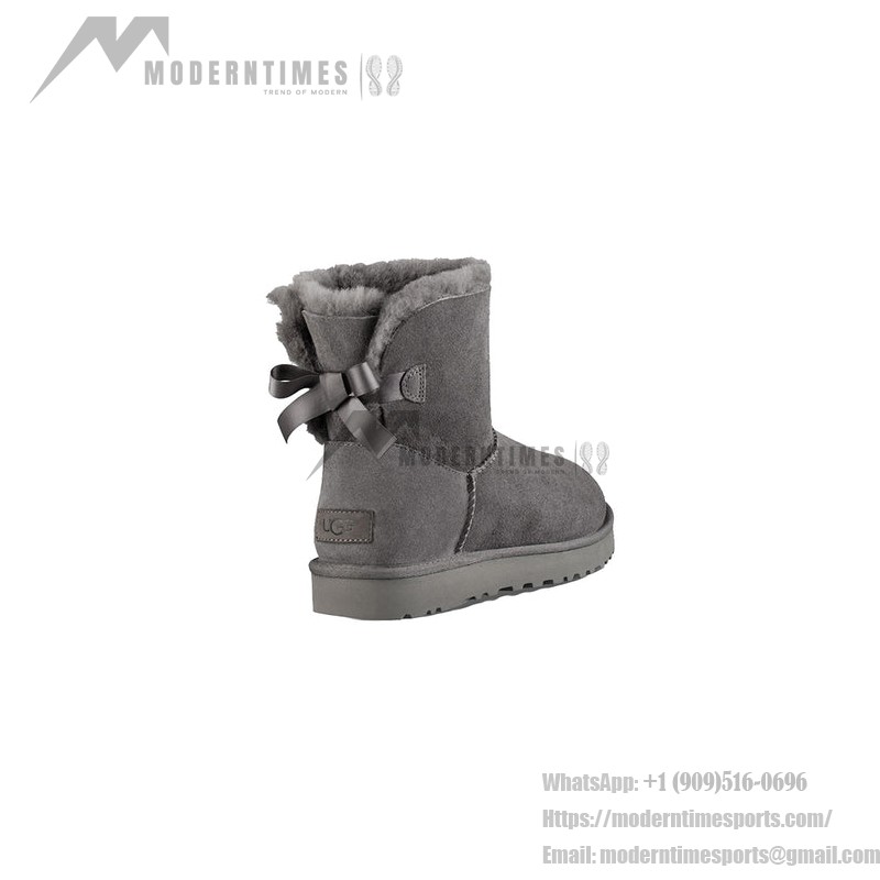UGG ウィメンズ ミニ ベイリー ボウ II ブーツ グレー 1016501 UGG ウィメンズ ミニ ベイリー ボウ II ブーツ グレー 1016501、シープスキンライニングとリボンディテール付き