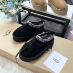 UGG レディース Tazz ブラック スリッパ – 型番 1122553-BLK UGG レディース Tazz ブラック スリッパ – ウール裏地の暖かい冬用フットウェア (型番 1122553-BLK)
