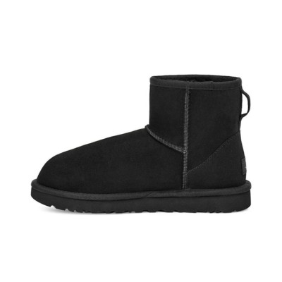 UGG クラシック ミニ II ブラック：寒い季節に最適な快適さと温かさ