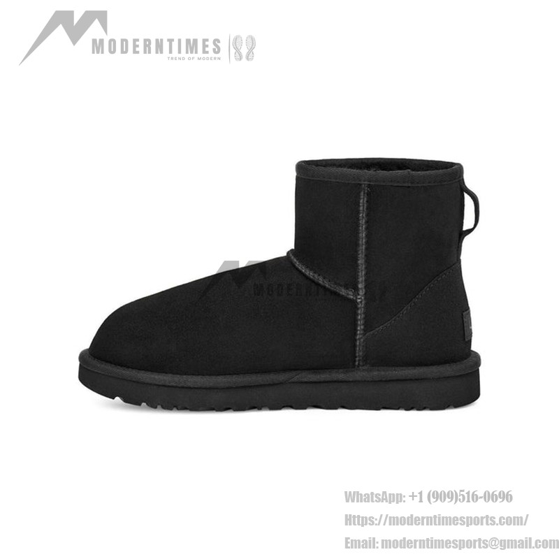 UGG クラシック ミニ II ブラック:快適で耐久性のある冬用ブーツ シープスキン裏地付きのUGG クラシック ミニ II ブラックブーツ