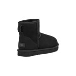 UGG クラシック ミニ II ブラック:快適で耐久性のある冬用ブーツ シープスキン裏地付きのUGG クラシック ミニ II ブラックブーツ