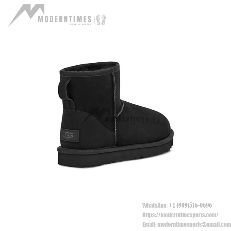 UGG クラシック ミニ II ブラック:快適で耐久性のある冬用ブーツ シープスキン裏地付きのUGG クラシック ミニ II ブラックブーツ