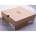 UGG クラシック ミニ II ブラック:快適で耐久性のある冬用ブーツ シープスキン裏地付きのUGG クラシック ミニ II ブラックブーツ