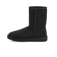 UGG クラシック ショート II ブラック：寒い季節に最適な暖かさとスタイルの融合