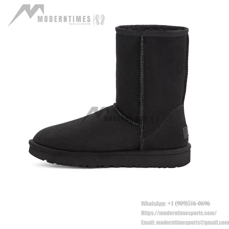 UGG クラシック ショート II ブラック:暖かくスタイリッシュな冬用ブーツ シープスキン裏地付きのUGG クラシック ショート II ブラックブーツ