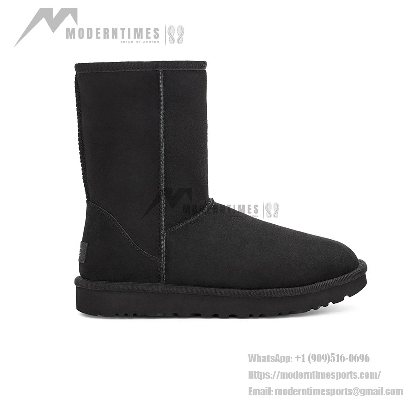 UGG クラシック ショート II ブラック:暖かくスタイリッシュな冬用ブーツ シープスキン裏地付きのUGG クラシック ショート II ブラックブーツ