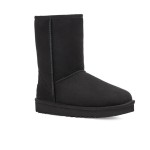 UGG クラシック ショート II ブラック:暖かくスタイリッシュな冬用ブーツ シープスキン裏地付きのUGG クラシック ショート II ブラックブーツ