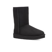 UGG クラシック ショート II ブラック：寒い季節に最適な暖かさとスタイルの融合