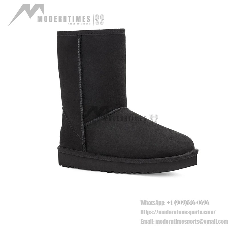 UGG クラシック ショート II ブラック:暖かくスタイリッシュな冬用ブーツ シープスキン裏地付きのUGG クラシック ショート II ブラックブーツ