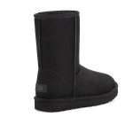 UGG クラシック ショート II ブラック:暖かくスタイリッシュな冬用ブーツ シープスキン裏地付きのUGG クラシック ショート II ブラックブーツ