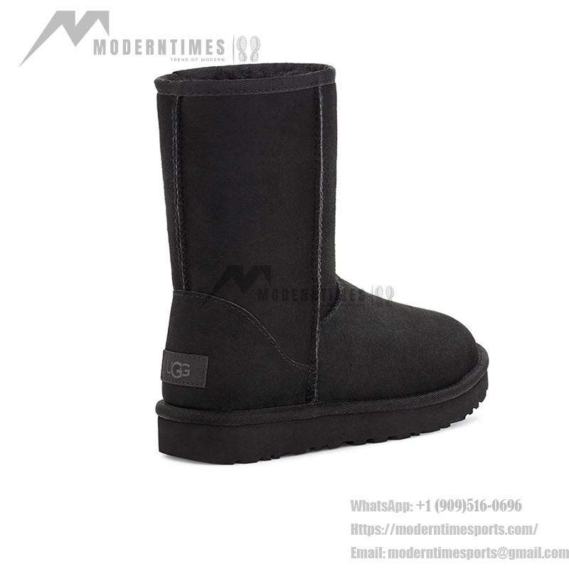 UGG クラシック ショート II ブラック:暖かくスタイリッシュな冬用ブーツ シープスキン裏地付きのUGG クラシック ショート II ブラックブーツ