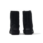 UGG クラシック ショート II ブラック:暖かくスタイリッシュな冬用ブーツ シープスキン裏地付きのUGG クラシック ショート II ブラックブーツ